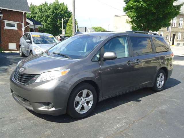 2011 Toyota Sienna LE 8-Passenger 4dr Mini-Van V6